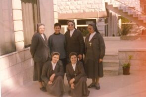 Bij zusters van don bosco in Amman rita bovenste rij tweede van links