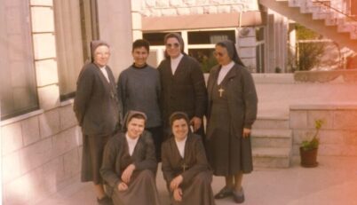 Bij zusters van don bosco in Amman rita bovenste rij tweede van links