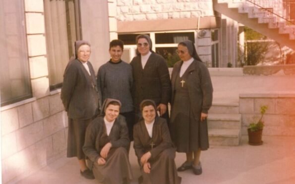 Bij zusters van don bosco in Amman rita bovenste rij tweede van links