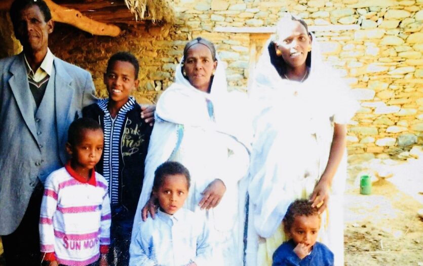 Adonay tweede van links met zijn familie in Eritrea vlak voordat hij vluchtte