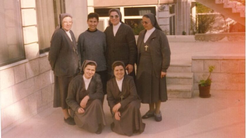 Bij zusters van don bosco in Amman rita bovenste rij tweede van links