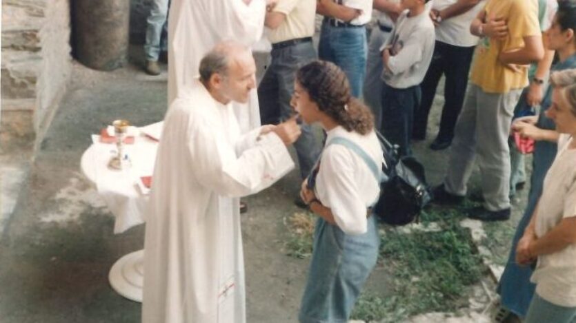 Don Felice eucharistieviering geeft hostie aan Rita