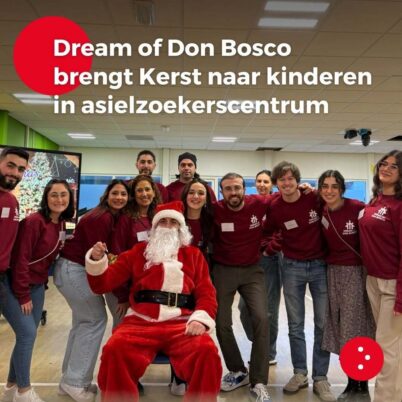 Deze toppers zijn vorige week naar het asielzoekerscentrum in Assen gegaan om de kinderen daar een onvergetelijke kerst te bezorgen!🔥

Maar liefst 100 kinderen kwamen op de activiteiten van Dream of Don Bosco af. Bij binnenkomst werden ze geschminkt als ze dat wilden en daarna konden de spelletjes beginnen. De kinderen konden zich even heerlijk uitleven.

De middag stond in het teken van het thema ‘vreugde’ en alle activiteiten, het kerstverhaal en de kadootjes waren daarop afgestemd. Tussendoor kregen de kinderen een lekkere maaltijd en als klap op de vuurpijl kwam de Kerstman zelf binnenlopen om kadootjes uit te delen.

“Deze activiteit is mede mogelijk gemaakt door de lezers van Don Bosco Magazine”, vertelt Rita Jibo van Dream of Don Bosco. “We hebben maar liefst 3000 euro binnen gekregen aan donaties hiervoor en daardoor konden we flink uitpakken!” 

“Onze aanwezigheid en het aanbod van activiteiten haalden de kinderen even uit hun dagelijkse zorgen, dat was heerlijk om te zien”, blikt Rita terug. “Vluchtelingenkinderen hebben vaak vreselijke dingen meegemaakt. Bij Dream of Don Bosco begrijpen wij dat als geen ander, want velen van ons zijn zelf als vluchteling naar Nederland gekomen. Daarnaast is het handig dat wij vloeiend Arabisch spreken, dat verkleint de taalbarrière met de kinderen en kan hen iets van een thuisgevoel geven.”

“Wij zijn alle gulle lezers van Don Bosco Magazine dankbaar dat we deze kans hebben gekregen en de kinderen zo’n fijne middag konden bezorgen. Wij geloven dat onze Heer geen enkele gift die afkomstig is uit een liefdevol hart om het welzijn van de ander, zal vergeten. Wij mochten vreugde brengen in de kleine hartjes van de kinderen en zij gaven er ons een onbeschrijfelijke vreugde voor terug, die van ieder van ons diep in het hart raakte.”

“We hebben zoveel donaties ontvangen dat we dit nog een keer kunnen herhalen in een ander azc”, gaat Rita enthousiast verder. “Dan zal het thema weer anders zijn, maar het effect ongetwijfeld even positief. Door met onze jongeren en leiding naar het azc in Assen te gaan, hebben we een verbondenheid bereikt die niet beperkt wordt door nationaliteit, taal of religie.” 

#azcassen #azc #kerst
